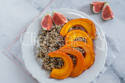 Quinoa mit Feigen und Kürbis