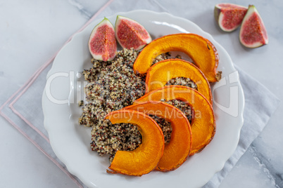 Quinoa mit Feigen und Kürbis