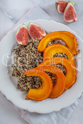 Quinoa mit Feigen und Kürbis