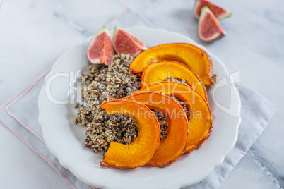 Quinoa mit Feigen und Kürbis