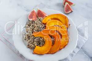 Quinoa mit Feigen und Kürbis