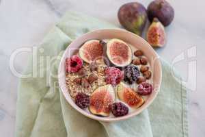 Joghurt mit Feigen und Beeren