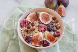 Joghurt mit Feigen und Beeren