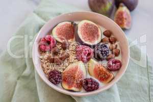 Joghurt mit Feigen und Beeren