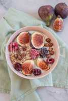 Joghurt mit Feigen und Beeren