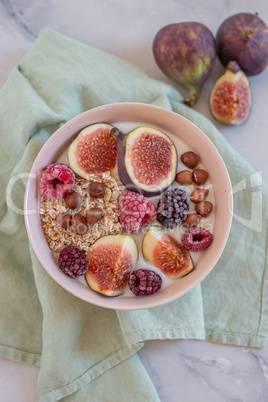 Joghurt mit Feigen und Beeren