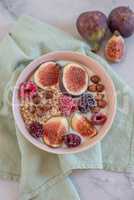 Joghurt mit Feigen und Beeren