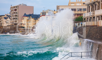 Crushing waves in Saint Malo