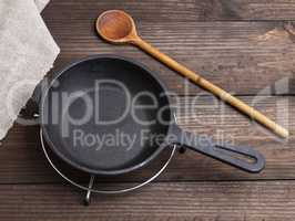 empty black round cast iron pan