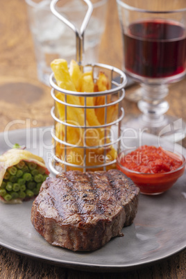 Gegrilltes Steak mit Pommes frites