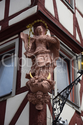 Figur an einem Haus in Karlstadt