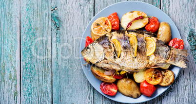 Fish baked with vegetable garnish