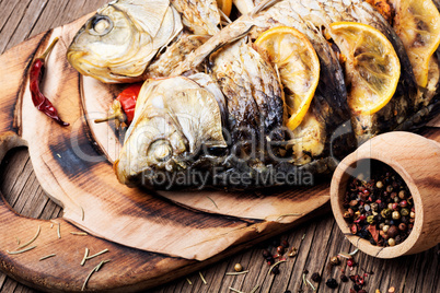 Fish baked with vegetable garnish