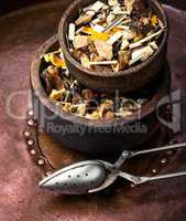 tea leaf in wooden pot