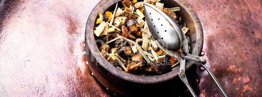 tea leaf in wooden pot