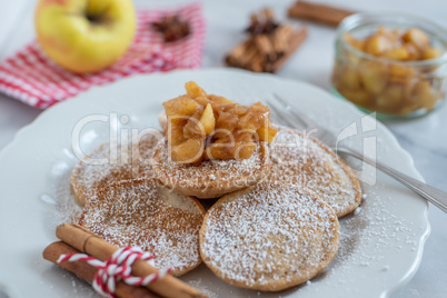 Pancakes mit Apfel Kompott