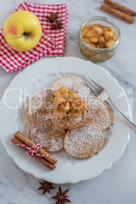 Pancakes mit Apfel Kompott