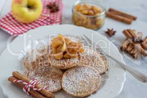 Pancakes mit Apfel Kompott