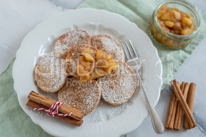 Pancakes mit Apfel Kompott