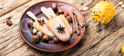 ice cream with pumpkin and nuts