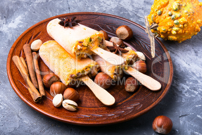 ice cream with pumpkin and nuts