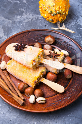 ice cream with pumpkin and nuts