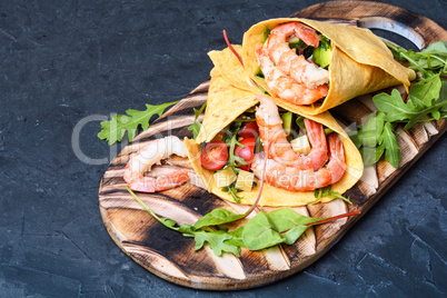 Salad with shrimp,tomatoes and arugula