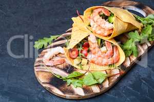 Salad with shrimp,tomatoes and arugula