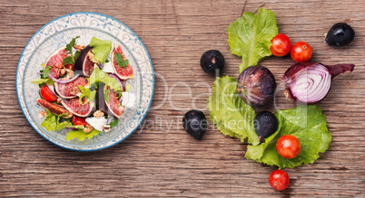 Dietary salad with figs