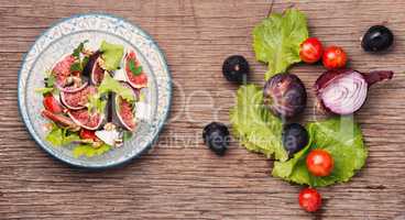 Dietary salad with figs