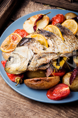 Grilled fish with lemon and potato