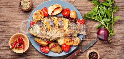 Fish baked with vegetable garnish