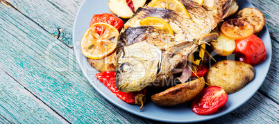 fish baked with vegetable garnish