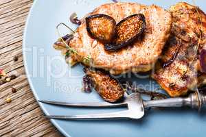 Grilled steak with figs and spices