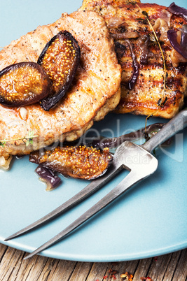 Grilled steak with figs and spices