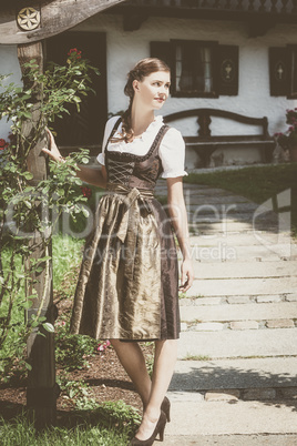 Junge bayrische Frau im Festtags-Dirndl