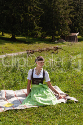 Junges Mädchen bayrisch traditionell angezogen.