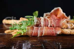 Grissini with prosciutto and arugula