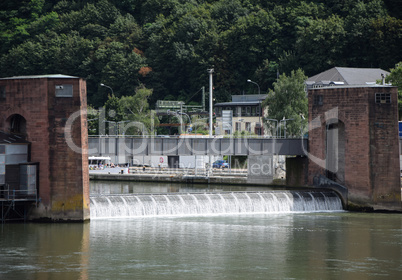 Staustufe am Neckar bei Heidelberg