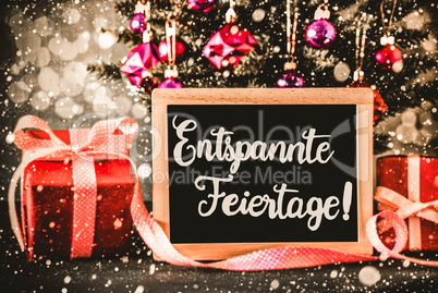 Bright Tree, Presents, Calligraphy Entspannte Feiertage Means Merry Christmas