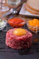 Steak Tartar mit einem Ei auf Schiefer