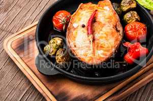 Salmon roasted with vegetable