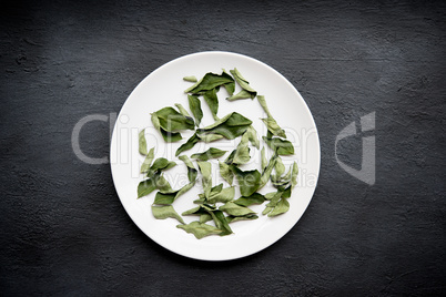 Dried curry leaves