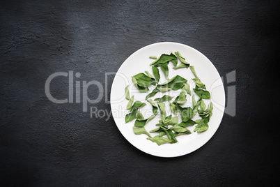 Dried curry leaves