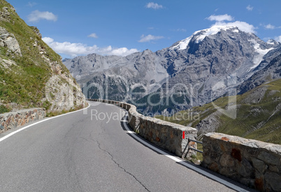Straße in den Alpen Stilfser Joch Serpentinen