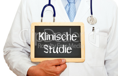 Klinische Studie, Arzt oder Doktor mit Kreidetafel und Arztkittel