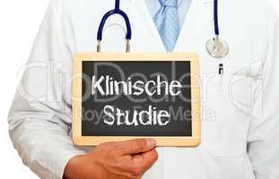 Klinische Studie, Arzt oder Doktor mit Kreidetafel und Arztkittel