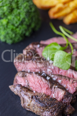 Scheiben vom gegrillten Steak auf Schiefer