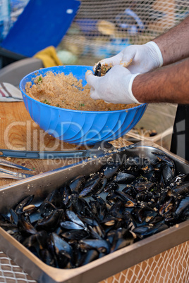 Preparing roasted mussels