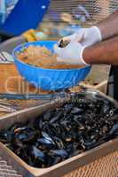 Preparing roasted mussels